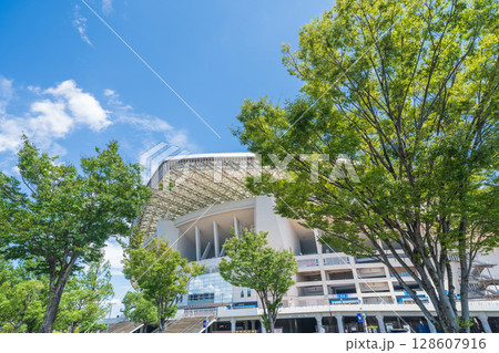 「埼玉県」埼玉スタジアム2002と公園の夏風景 「埼玉県」埼玉スタジアム2002と公園の夏風景 128607916