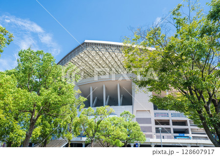 「埼玉県」埼玉スタジアム2002と公園の夏風景　 128607917