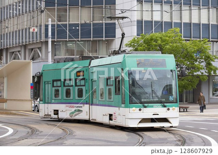 【運転手ロゴ人物ぼかし済】函館駅前カーブ通過の路面電車 【運転手ロゴ人物ぼかし済】函館駅前カーブ通過の路面電車 128607929