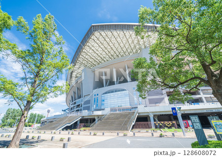 「埼玉県」埼玉スタジアム2002と公園の夏風景　 128608072