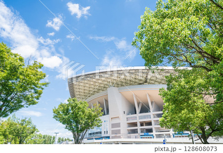 「埼玉県」埼玉スタジアム2002と公園の夏風景 「埼玉県」埼玉スタジアム2002と公園の夏風景 128608073