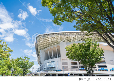 「埼玉県」埼玉スタジアム2002と公園の夏風景 「埼玉県」埼玉スタジアム2002と公園の夏風景 128608074