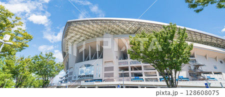 「埼玉県」埼玉スタジアム2002と公園の夏風景　 128608075