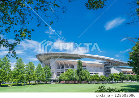 「埼玉県」埼玉スタジアム2002と公園の夏風景　 128608096