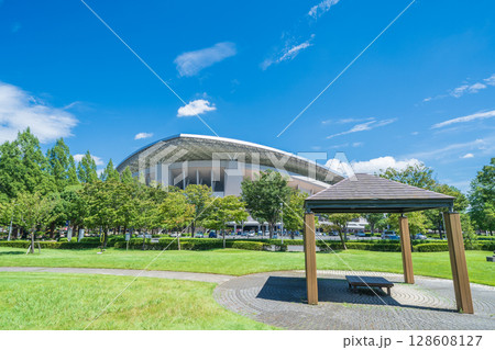 「埼玉県」埼玉スタジアム2002と公園の夏風景　ちびっこ広場 128608127
