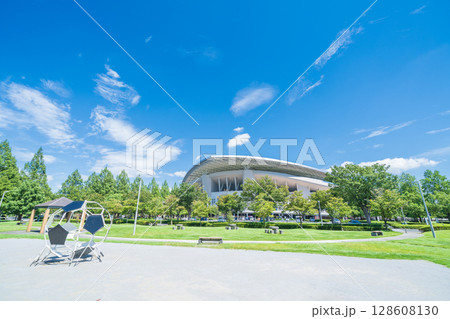 「埼玉県」埼玉スタジアム2002と公園の夏風景　ちびっこ広場 128608130