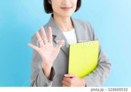 グレーのスーツを着て5本指を立てるミドル女性ビジネスウーマン 128608532