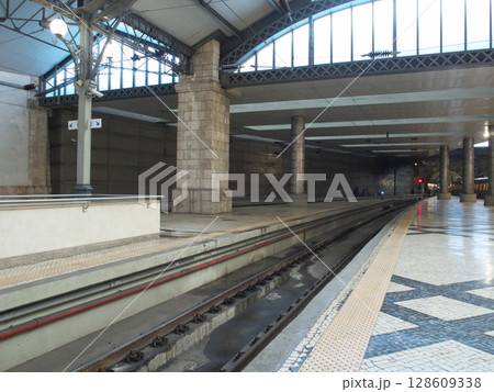 ポルトガル　リスボン　ロシオ駅のホーム　5月の夕方 128609338