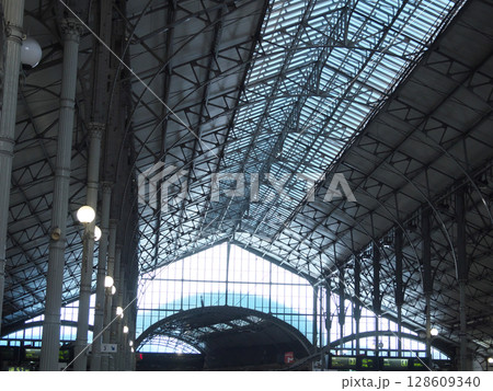 ポルトガル　リスボン　ロシオ駅の天井　5月の夕方 128609340