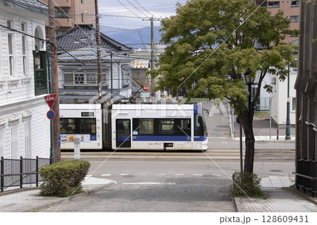 【乗客広告ぼかし済】函館大三坂を通過する路面電車　函館市末広町 128609431