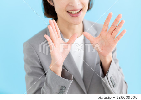 スーツを着て応援をするミドル女性ビジネスウーマン 128609508