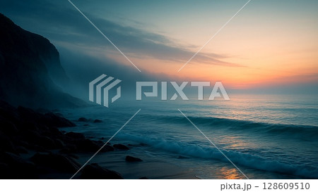岩礁に霧が漂う静かな夜明けの海辺 岩礁に霧が漂う静かな夜明けの海辺 128609510