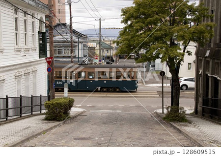 【乗客広告ぼかし済】函館大三坂を通過する路面電車　函館市末広町 128609515