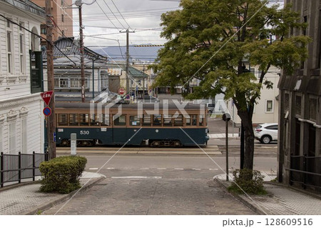 【乗客広告ぼかし済】函館大三坂を通過する路面電車 函館市末広町 【乗客広告ぼかし済】函館大三坂を通過する路面電車 函館市末広町 128609516