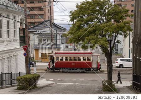 【歩行者ぼかし乗客広告ぼかし済】函館大三坂を通過する路面電車　函館市末広町 128609593