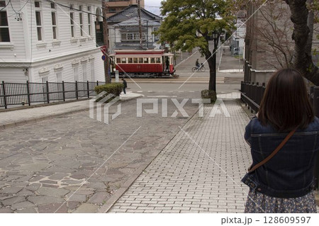 【人物ぼかし不可乗客広告ぼかし済】函館大三坂を通過する路面電車　函館市末広町 128609597