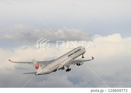 離陸する旅客機　上昇していく旅客機　羽田空港の風景 128609772