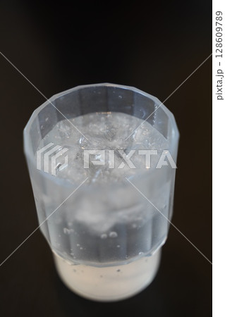 冷たい水 冷たい水 128609789