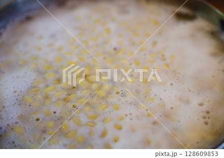 ゆでている大豆 ゆでている大豆 128609853