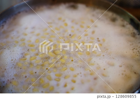 ゆでている大豆 128609855