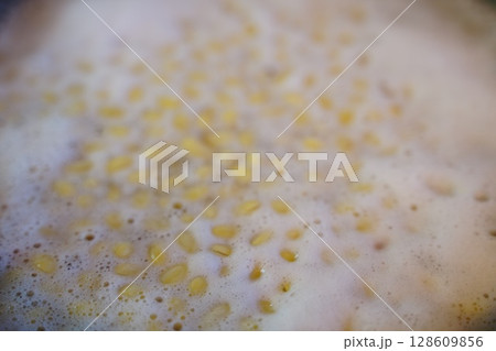 ゆでている大豆 ゆでている大豆 128609856