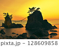 夕映えに浮かび上がる能登の夫婦岩 128609858