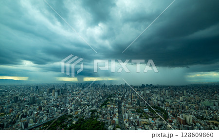 大阪に出現した3本の巨大な雨柱 128609860
