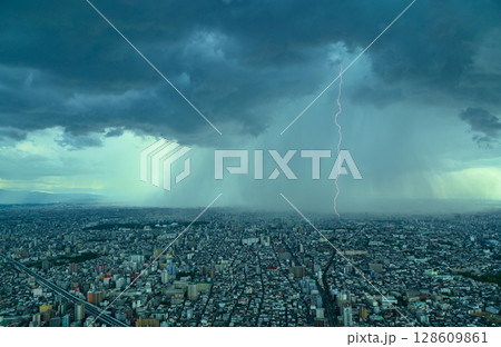 大阪に出現した巨大な雨柱と稲妻 128609861