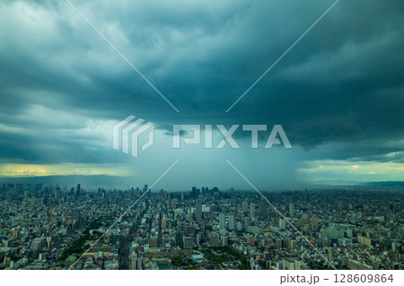 大阪に出現した巨大な雨柱 128609864