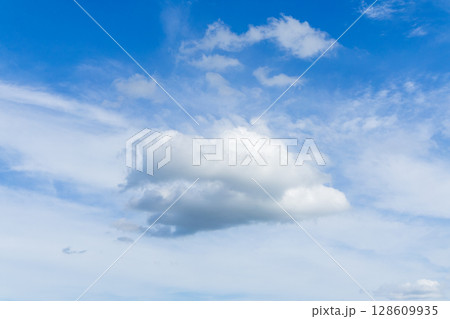 青空にぽつんと浮かぶ白い雲のシンプルな風景 青空にぽつんと浮かぶ白い雲のシンプルな風景 128609935