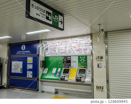 JR東日本の自動券売機と路線図(馬喰町駅・東口付近) JR東日本の自動券売機と路線図(馬喰町駅・東口付近) 128609945
