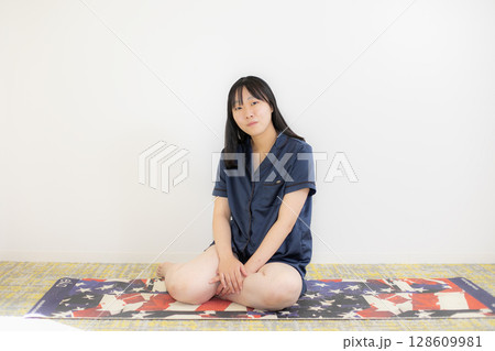 ヨガマットと若い女性 128609981