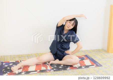 ヨガマットと若い女性 ヨガマットと若い女性 128609992