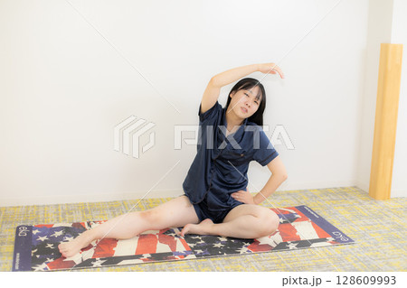 ヨガマットと若い女性 ヨガマットと若い女性 128609993