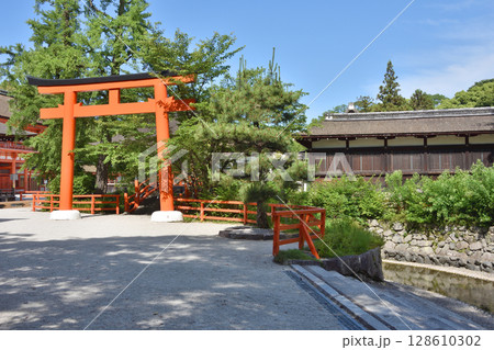 下鴨神社の鳥居 128610302