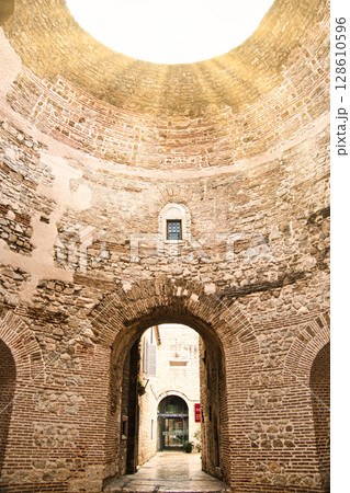 スプリットのディオクレティアヌス宮殿遺跡の景観 スプリットのディオクレティアヌス宮殿遺跡の景観 128610596