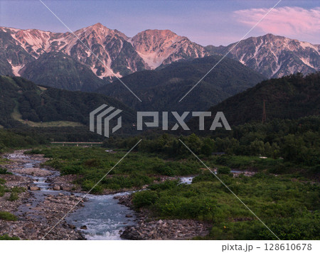 美しい夏の早朝の白馬三山と松川 長野県白馬村(ドローンによる空撮) 美しい夏の早朝の白馬三山と松川 長野県白馬村(ドローンによる空撮) 128610678
