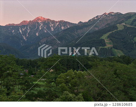 美しい唐松岳・五竜岳の夏のモルゲンロート　長野県白馬村（ドローンによる空撮） 128610685