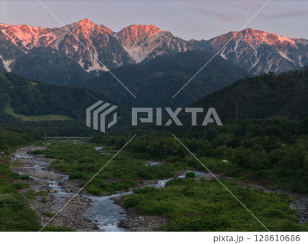美しい白馬三山の夏のモルゲンロートと松川 長野県白馬村(ドローンによる空撮) 美しい白馬三山の夏のモルゲンロートと松川 長野県白馬村(ドローンによる空撮) 128610686