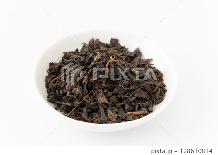 白背景にお皿に入った烏龍茶の茶葉 128610814