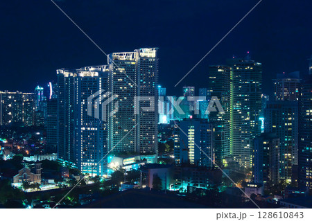 躍動するフィリピン - 発展するマカティ・ロックウェル の夜景　都市景観（2025年6月） 128610843