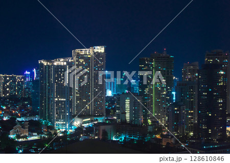 躍動するフィリピン - 発展するマカティ・ロックウェル の夜景　都市景観（2025年6月） 128610846