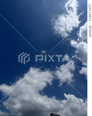 青空に浮かぶ白い雲 128611057