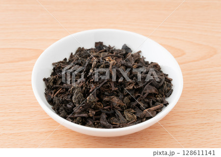 お皿に入った烏龍茶の茶葉 お皿に入った烏龍茶の茶葉 128611141