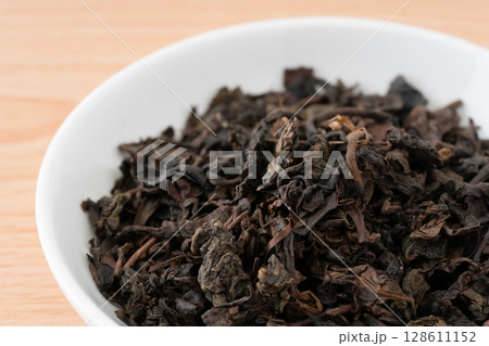 お皿に入った烏龍茶の茶葉のクローズアップ お皿に入った烏龍茶の茶葉のクローズアップ 128611152