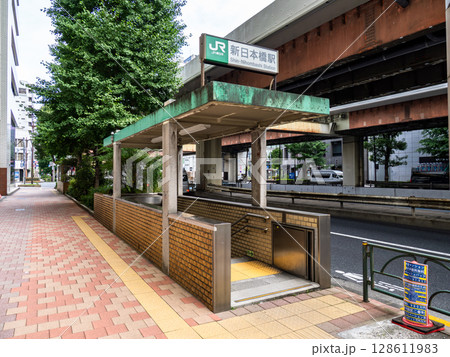 JR東日本「新日本橋駅」5番出口の駅名表示部 JR東日本「新日本橋駅」5番出口の駅名表示部 128611983