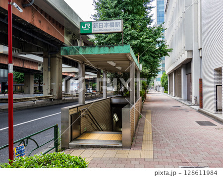 JR東日本「新日本橋駅」5番出口の駅名表示部 JR東日本「新日本橋駅」5番出口の駅名表示部 128611984