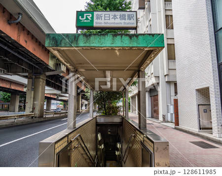 JR東日本「新日本橋駅」5番出口の駅名表示部 128611985