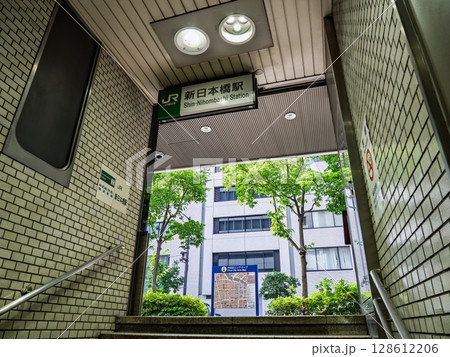 JR東日本「新日本橋駅」8番出口の駅名表示部 128612206