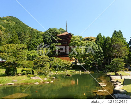 山口県山口市香山町にある曹洞宗の寺院で当初は香積寺、その後、仁保小高野から移設された瑠璃光寺 128612425